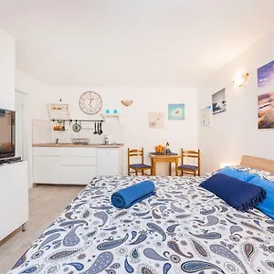 Degrassi Square (adults Only) Apartment Vrsar